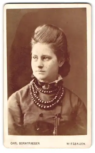 Fotografie Carl Borntraeger, Wiesbaden, an der Trinkhalle, Portrait Dame im Kleid mit Perlenkette und Hochsteckfrisur