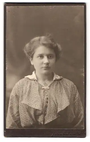 Fotografie Photo Carstens, unbekannter Ort, Portrait junge Frau im Kleid mit Eisernes Kreuz Halskette