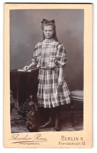 Fotografie Theodor Rau, Berlin, Franseckistr. 13, Portrait Mädchen im karierten Kleid mit Haarschleife