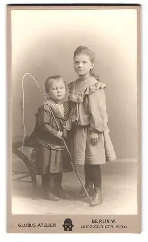 Fotografie Globus Atelier, Berlin, Leipziger Strasse 132/137, Portrait Jette und Ernst Lehmann im Kleid und Matrosenanzug