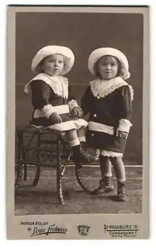 Fotografie Louis Frohwein, Strassburg i. E., Gutenbergplatz 7, Portrait zwei Schwestern in Kleidern mit Sommerhut