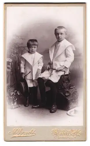 Fotografie A. Arndt, Stassfurt, Bahnhofstrasse 4, Portrait zwei Jungen in weissen Anzügen mit Spazierstöcken