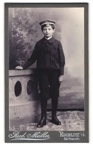 Fotografie Rud. Müller, Rochlitz i. S., Gärtnerstrasse, Portrait junger Knabe im Anzug mit Schirmmütze