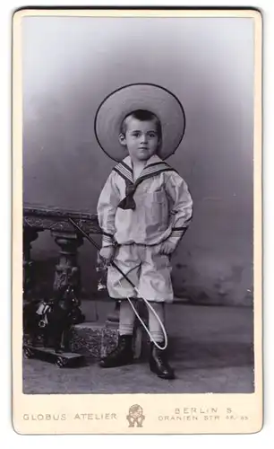 Fotografie Globus Atelier, Berlin, Oranien-Strasse 52 /55, Portrait junger Knabe im Matrosenanzug mit Sommerhut und Gerte