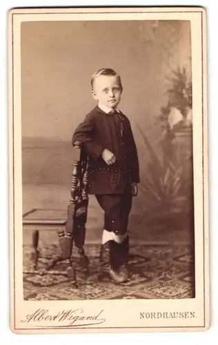 Fotografie Albert Wigand, Nordhausen, Morgenröthe 13, Portrait junger Knabe im Anzug mit gestylten Haaren