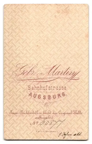 Fotografie Gebr. Martin, Augsburg, Bahnhofstrasse, Portrait 5 jahre alter Knabe im Anzug mit Sommerhut