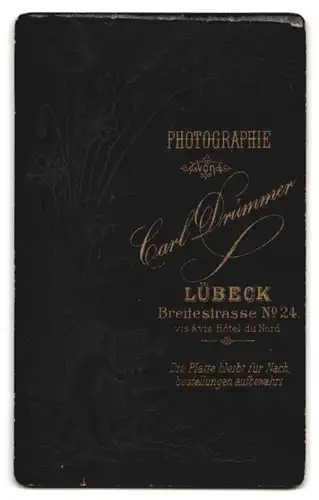 Fotografie Carl Drümmer, Lübeck, Breitestrasse 24, Portrait Mann und Frau im Anzug und Biedermeierkleid mit Halskette