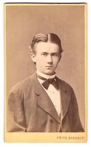 Fotografie Fritz Sachsze, Elbing, Jacobstr. 6, Portrait junger Mann im Anzug mit Fliege und Mittelscheitel