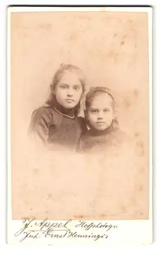 Fotografie J. Appel, Cassel, gr. Friedrich-Str. 3, Portrait zwei Mädchen im Kopfporträt mit Perlenkette
