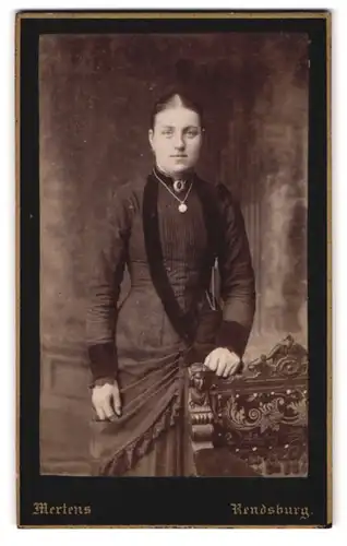 Fotografie Ludwig Mertens, Rendsburg, Altstadt 223, Portrait Frau im Biedermeierkleid mit Brosche und Halskette