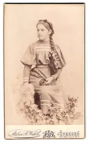 Fotografie B. Wehle, Dresden, Marien-Strasse 44, Portrait Mädchen im Stoffkleid mit langem Zopf