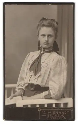 Fotografie C. Wiegand, Brake i. O., Kirchenstr. 5, Portrait junge Frau in gestreifter Bluse mit Halstuch