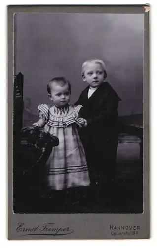 Fotografie Ernst Tremper, Hannover, Cellerstr. 19a, Portrait Bruder und Schwester im Anzug und Kleid posieren im Atelier