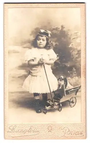 Fotografie Jules Walbott, Paris, Bd. de Strasbourg 7, Portrait Mädchen im Kleid mit Handwagen, Haarschleife