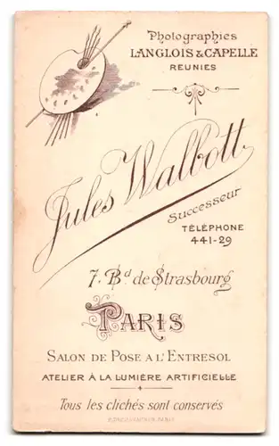 Fotografie Jules Walbott, Paris, Bd. de Strasbourg 7, Portrait Mädchen im Kleid mit Handwagen, Haarschleife