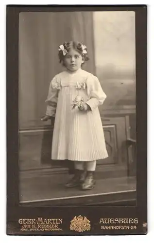 Fotografie Gebr. Martin, Augsburg, Bahnhofstr. 24, Portrait Mädchen im weissen Kleid mit Haarschleifen