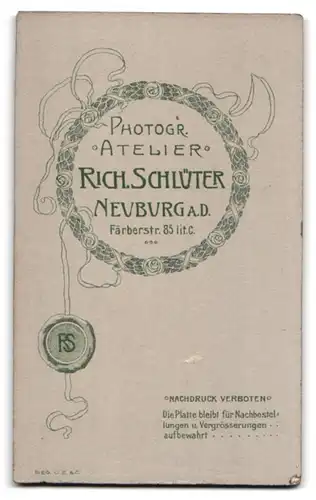 Fotografie Atelier Rich. Schlüter, Neuburg a. D., Färberstr. 85, Portrait niedliches Mädchen im Kleid mit Perlenkette