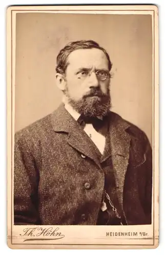 Fotografie Th. Höhn, Heidenheim a. Br., Grabenstr., Portrait Herr im Tweed Anzug mit Brille und Vollbart