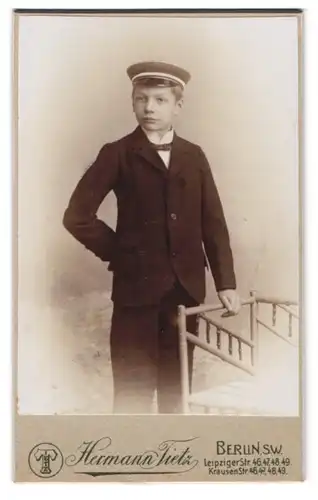 Fotografie Hermann Tietz, Berlin, Leipziger-Str. 46-49, Portrait junger Knabe im Anzug mit Schirmmütze