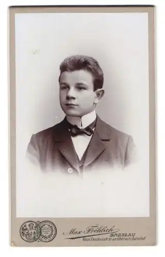 Fotografie Max Fröhlich, Breslau, Neue Taschenstr. 21, Portrait junger Knabe im Anzug mit bestickter Fliege