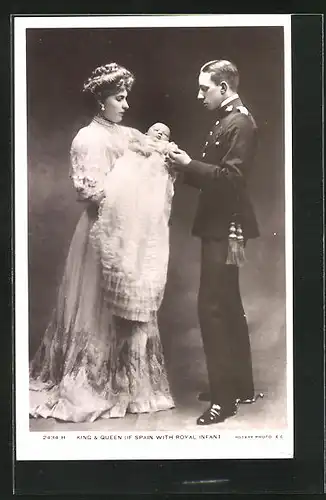 AK King & Queen of Spain with Royal Infant, Das spanische Königspaar mit ihrem Nachwuchs