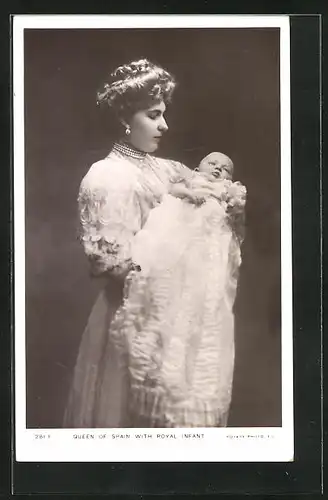 AK Queen of Spain with Royal infant, die Königin von Spanien mit royalem Nachwuchs