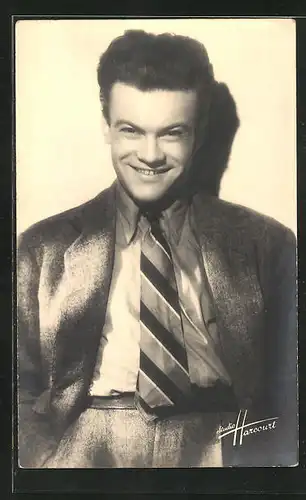 AK Schauspieler Georges Ulmer im Anzug mit freundlichem Lächeln