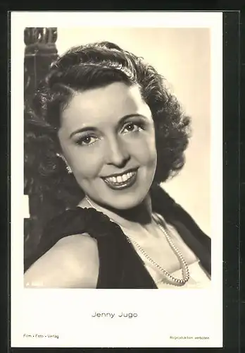 AK Schauspielerin Jenny Jugo im Abendkleid mit Perlenkette