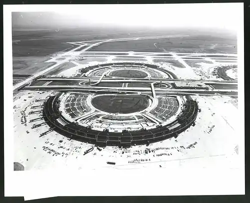 Fotografie Flughafen Dallas Fort Worth Airport, Terminal mit Autobahn-Anschluss, Grossformat 25 x 20cm