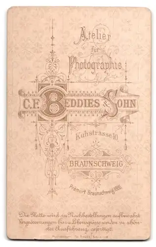 Fotografie C. F. Beddies & Sohn, Braunschweig, Kuhstrasse 10, Portrait zwei Mädchen und Junge in Kleidern und Anzug