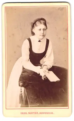 Fotografie Gebr. Matter, Mannheim, Heidelbergerstrasse P.7.19, Portrait junge Frau im weissen Kleid mit Haarnetz