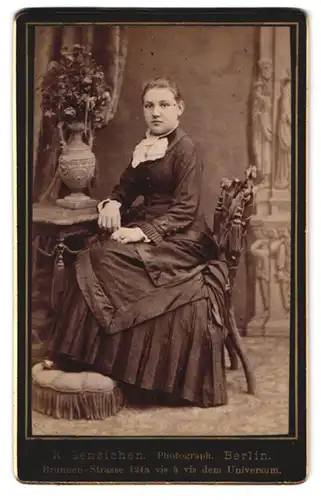 Fotografie K. Gensichen, Berlin, Brunnen-Strasse 124a, Portrait Dame im Biedermeierkleid mit Halskette sitzt am Tisch