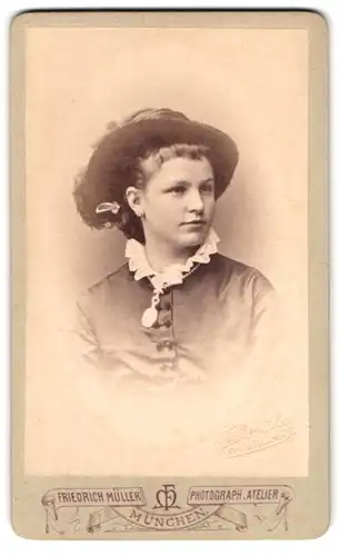 Fotografie Friedrich Müller, München, Kaufinger Strasse 21 /2, Portrait junge Frau im seidenen Kleid mit breitem Hut