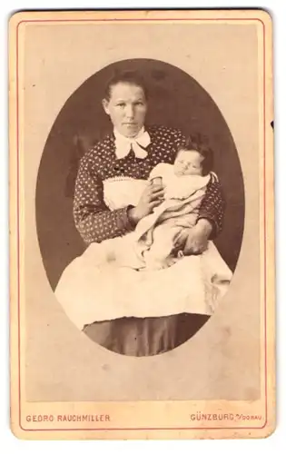 Fotografie Georg Rauchmiller, Günzburg a. Donau, Portrait Mutter im Pünktchenkleid mit Baby im Arm