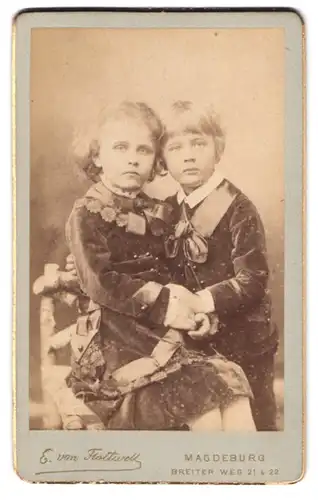 Fotografie E. von Flottwell, Magdeburg, Breiter Weg 21 /22, Portrait zwei Kinder in samtener Kleidung halten Händchen