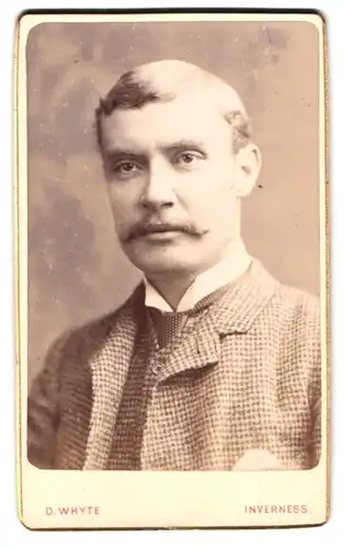 Fotografie D. Whyte, Inverness, Church Street, Portrait Herr im karierten Anzug mit Moustache
