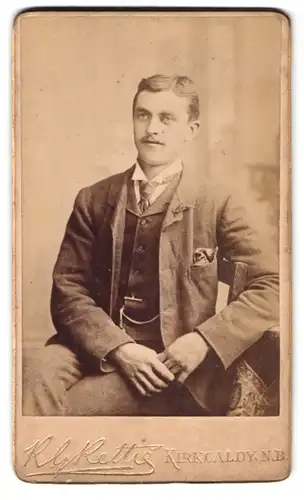 Fotografie R. G. Rettig, Kirkcaldy, Portrait junger Mann im Anzug mit Krawatte