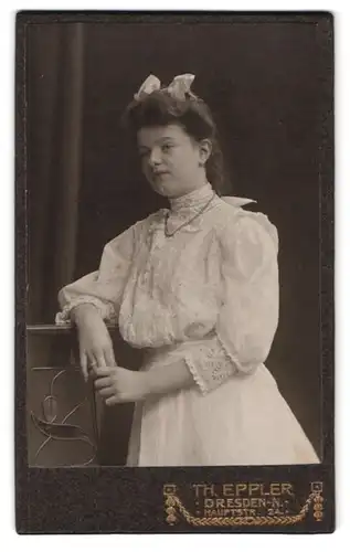 Fotografie Th. Eppler, Dresden, Hauptstr. 24, Portrait junge Frau im weissen Kleid mit Haarschleife