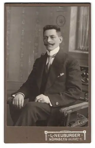 Fotografie L. Neuburger, Nürnberg, Hallplatz 11, Portrait Carl Billmann im feinen Anzug mit Kaiser Wilhelm Bart