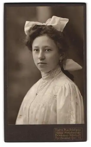 Fotografie Hahn Nachfolger, Dresden, Ferdinand-Str. 11, Portrait Olga Näther in weisser Bluse mit Haarscheleife