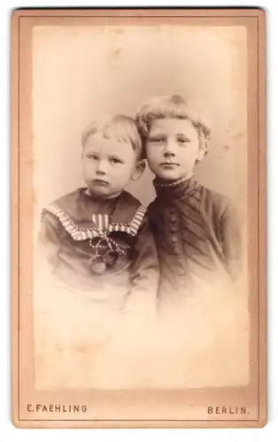 Fotografie E. Faehling, Berlin, Leipziger-Strasse 63a, Portrait zwei Kinderin Kleidern mit Topfhaarschnitt