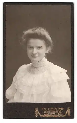 Fotografie Th. Eppler, Dresden, Hauotstrasse 24, Portrait junge Frau im weissen Kleid mit strubbeligen Haaren