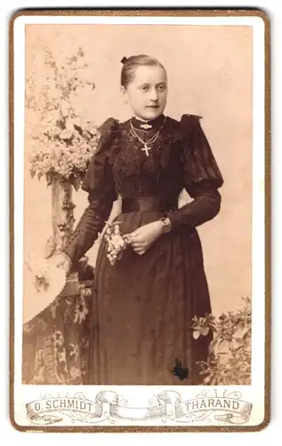 Fotografie O. Schmidt, Tharand, Portrait junge Frau im Biedermeierkleid mit Kreuzkette