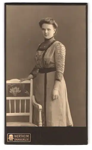 Fotografie Wertheim, Berlin, Oranienstr., Portrait junge Frau im hellen Kleid mit Halskette