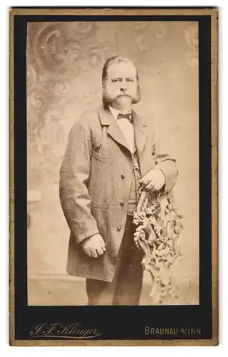Fotografie J. F. Klinger, Braunau am Inn, Portrait rundlicher Herr im Anzug mit Backenbart