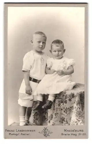 Fotografie Franz Langhammer, Magdeburg, Breite Weg 21-22, Portrait Kinder Hans-Georg und Engel.-Werner in Kleidern