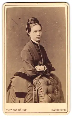 Fotografie Theodor Höhne, Magdeburg, Breiter Weg 134, Portrait Dame im Kleid mit Hochsteckfrisur