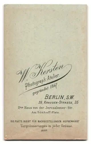 Fotografie W. Kersten, Berlin, Krausen-Strasse 35, Portrait Mädchen im weissen Kleid zwischen Pflanzen stehend