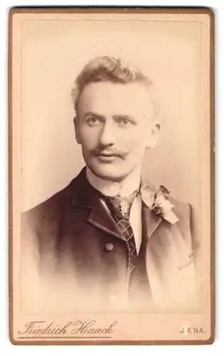Fotografie Friedrich Haack, Jena, an der Promenade, Portrait Herr im Anzug mit Moustache und Ansteckblume