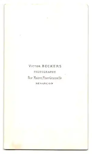 Fotografie Victor Beckers, Besancon, Rue Mairet, Portrait rundlicher Herr im Mantel mit Walrossbart